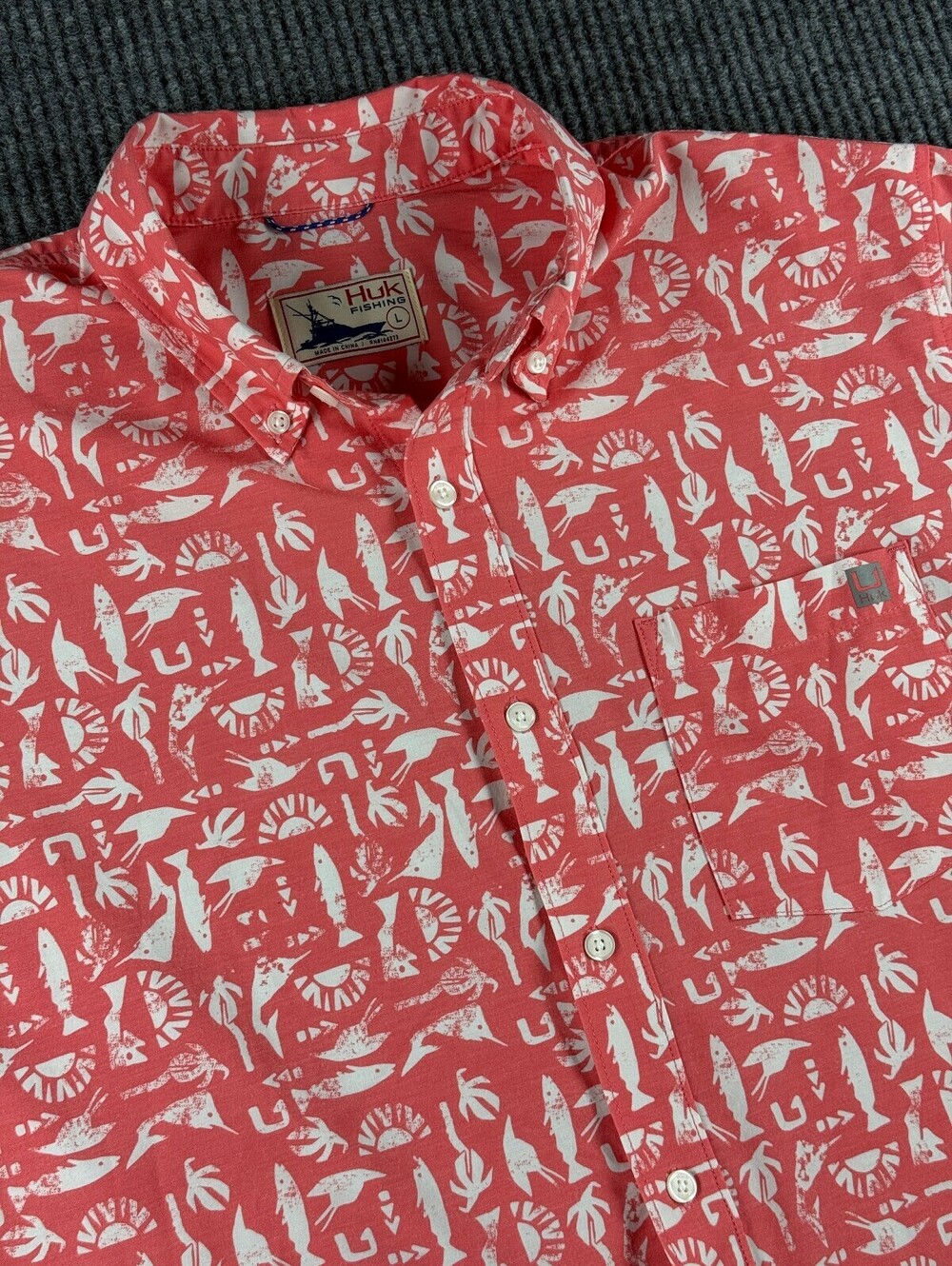 Huk Fishing Performance Button Down Shirt Mens L Short Sleeve Coral Fish Print